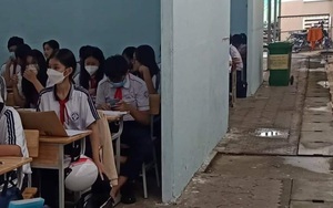 TP.HCM: Học sinh quận &quot;nhà giàu&quot; phải ngồi học tạm bợ bên nắp cống?