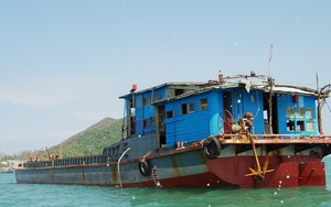 Lai dắt "tàu ma" về bến, người đàn ông ở Bình Định được thưởng 106 triệu đồng