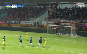 Clip: Công Phượng đá panenka hỏng ăn, HLV Kiatisak ngao ngán