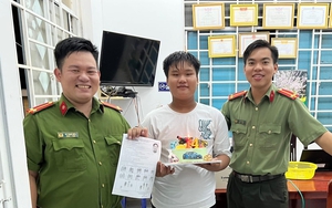 Thiếu niên 14 tuổi đi làm căn cước công dân bất ngờ nhận "thưởng" từ công an đúng ngày sinh nhật