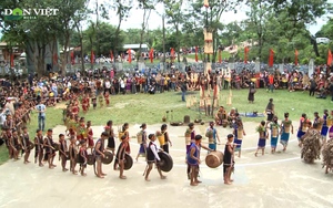 Hàng ngàn học sinh Kon Tum tham gia liên hoan cồng chiêng và múa xoang