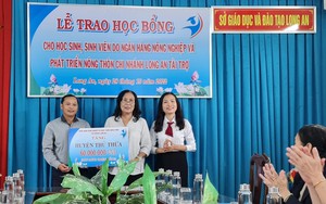 Agribank Chi nhánh Long An trao tặng 80 suất học bổng trị giá 300 triệu đồng cho Hội Khuyến học tỉnh Long An