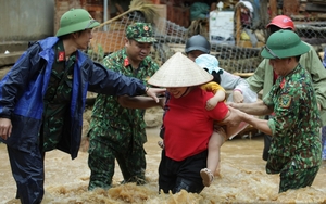 Cảnh bộ đội, công an giúp dân Kỳ Sơn sau trận lũ quét kinh hoàng