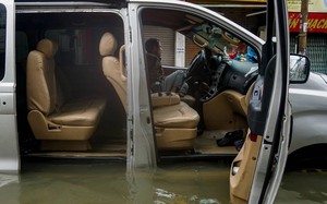 Sau mưa lũ ở Nghệ An, những ô tô bị ngập nước là coi như "vứt bỏ"?