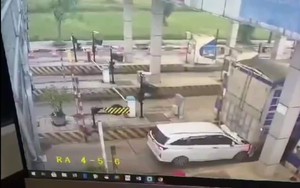 Quảng Trị: Trốn trạm thu phí, ô tô con bẹp đầu sau khi húc mạnh vào đuôi xe tải