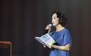 Khán giả đêm thơ - nhạc - kịch "Hoa cúc xanh" xúc động khi tiếng nói của nhà thơ Xuân Quỳnh cất lên