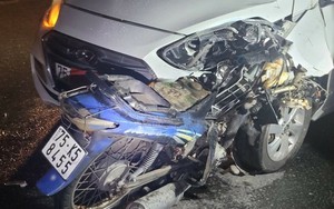 TT-Huế: Chạy xe máy ngược chiều đấu đầu ô tô trên quốc lộ, nam thanh niên tử vong