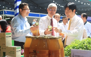 Phó Chủ tịch Hội Nông dân Việt Nam Nguyễn Xuân Định tham quan sản phẩm nông nghiệp tiêu biểu, OCOP TP.HCM