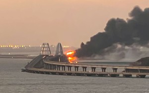 NÓNG: Cầu Kerch nối Crimea với Nga bị đánh bom khủng bố
