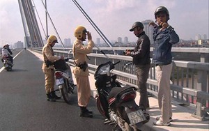 Mức phạt khi xe máy đỗ trên cầu... hóng gió