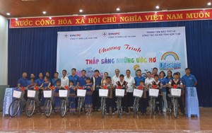 PC Kon Tum: Trao tặng xe đạp và quà cho trẻ em nghèo, khuyết tật