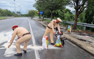 Ninh Thuận: 3 CSGT giúp dân gom gạo bị đổ giữa trời mưa nhận nhiều lời khen