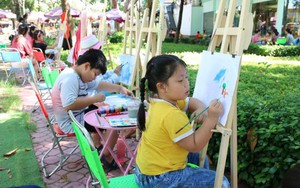 “Họa sĩ nhí” say sưa vẽ ước mơ trong công viên ở Ninh Thuận