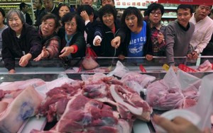 Trung Quốc tiếp tục xuất kho dự trữ để ổn định giá thịt lợn, giá lợn hơi trong nước còn biến động