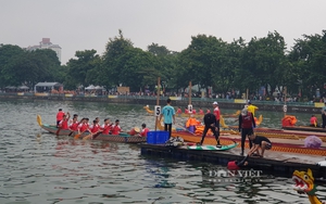 Dòng người đội mưa tham dự Giải Bơi chải Thuyền rồng Hà Nội mở rộng năm 2022