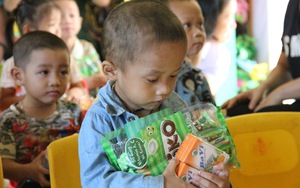 Trao tặng yêu thương đến trẻ em nghèo vùng cao Yên Bái