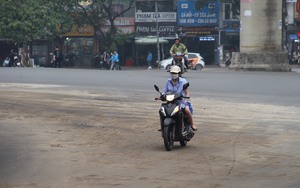 Hà Nội: Nhiều người dân “vồ ếch” vì đường trơn như bôi mỡ