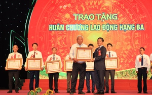 Tỷ phú nuôi tôm công nghệ cao ở Sóc Trăng được tặng Huân chương Lao động hạng Ba của Chủ tịch nước