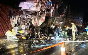 Xe giường nằm va chạm xe tải khiến 2 người chết, 13 người bị thương