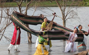 Du khách, người dân mãn nhãn xem trình diễn trang phục thổ cẩm Tây Nguyên bên hồ Xuân Hương