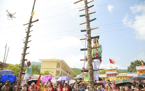 Thót tim xem đồng bào Sán Dìu chân trần leo dao trong lễ hội Đại Phan ở Quảng Ninh