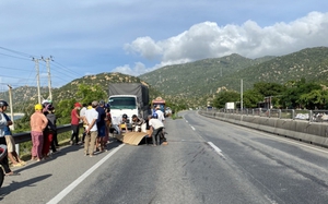 Bình Thuận: Đang thay lốp xe tải trên Quốc lộ 1, hai người bị xe phía sau tông tử vong