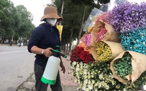 Phường ở thành phố Vinh nói gì khi thu giữ, xử lý người gánh hoa dạo?