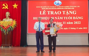 Đảng bộ Agribank tỉnh Đắk Lắk tổ chức Lễ trao tặng Huy hiệu 40 năm tuổi Đảng