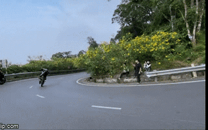 Clip NÓNG 24h: Nhóm thanh niên bốc đầu xe máy trên đường cua tay áo vườn quốc gia Ba Vì