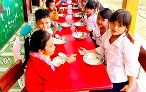Những "bữa cơm có thịt" giữ chân các em học sinh vùng cao 