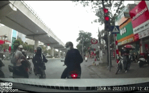 Clip NÓNG 24h: Tài xế ô tô vượt nhiều đèn đỏ chấp nhận bị phạt nguội để đưa người đi cấp cứu ở Hà Nội