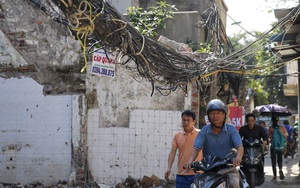 "Mạng nhện" giăng mắc chằng chịt, treo lơ lửng trên đầu người tại Hà Nội