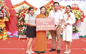 Báo NTNN/Điện tử Dân Việt tặng học bổng, tủ sách và áo dài cho thầy trò Trường THCS Ninh Giang