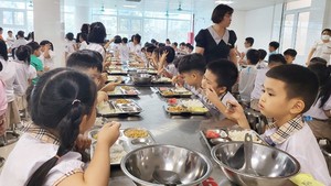 Trẻ ăn bán trú ở trường: Nơm nớp nỗi lo