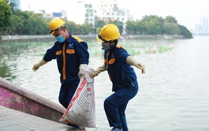 Cá chết nổi trắng góc hồ Tây bốc mùi hôi thối, nhiều người dân sống khu &quot;đất vàng&quot; khốn khổ 