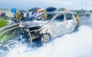 Quảng Bình: Sau cú tông mạnh với ô tô con, xe 7 chỗ bốc cháy trơ khung