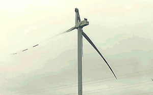 Ninh Thuận: Yêu cầu doanh nghiệp khắc phục cánh quạt điện gió bị gãy treo lơ lửng trên cao