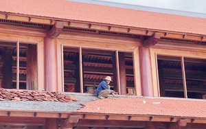Quảng Ngãi: "Ông chủ lớn" kinh doanh ô tô tháo dỡ nhà gỗ quý xây "lụi" trong biệt phủ