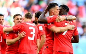Vì sao khi ghi bàn giúp Thụy Sĩ hạ Cameroon, Breel Embolo lại không ăn mừng?