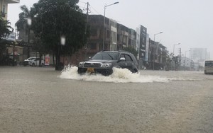 Nghệ An: Thành phố Vinh lại ngập sâu vì mưa lớn