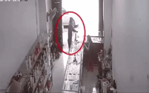 Clip NÓNG 24h: Khoảnh khắc camera ghi cảnh người đàn ông cướp tiệm vàng ở Bắc Giang
