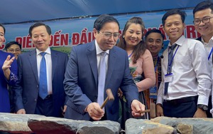 Thủ tướng Phạm Minh Chính đánh thử đàn đá Bình Phước tại hội nghị phát triển vùng Đông Nam bộ