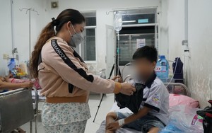 Nhiều học sinh ở Tây Ninh nôn ói, sốt, đau bụng sau khi sử dụng thực phẩm trước cổng trường