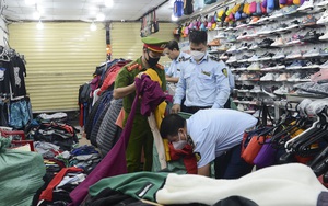 Cảnh thu giữ hàng trăm sản phẩm thời trang nhái hàng hiệu tại chợ đêm phố cổ Hà Nội 
