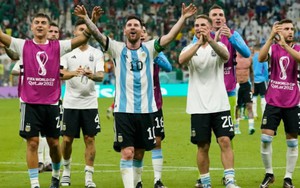 Lionel Messi &quot;cứu thế&quot; Argentina: Ngả mũ, kính Ngài!