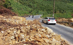 Sạt lở, hàng nghìn khối đất đá ngổn ngang tại đường đèo Hải Vân