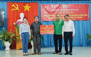 Hội Nông dân TP Hà Nội trao đổi kinh nghiệm công tác xây dựng Quỹ HTND, tặng quà cho nông dân An Giang
