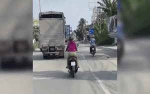 Clip NÓNG 24h: Nữ tài xế đi xe máy lạng lách đánh võng, buông 2 tay ở Bình Dương