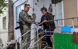 Binh sĩ tiền tuyến lẫn dân thường Ukraine cố giữ tinh thần lạc quan, niềm tin chiến thắng ở Kherson