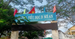 Hiệu trưởng gửi ảnh khỏa thân để "dọa bạn gái" bị kỷ luật